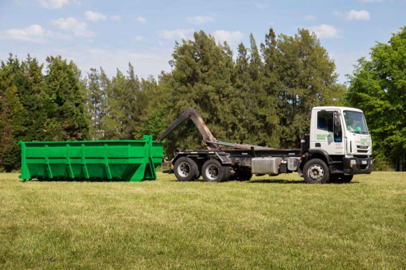 Camion con caja roll off abajo del camion