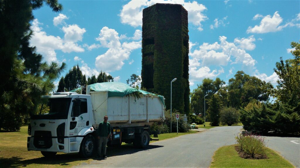servicio de transporte de restos de poda en caja roll off en un barrio cerrado