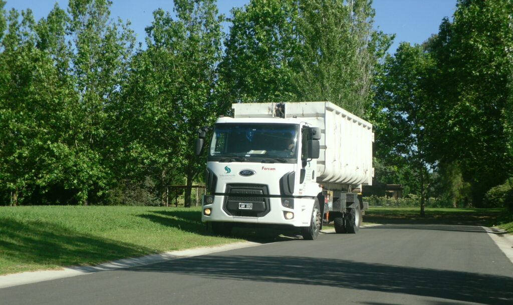 servicio de transporte de restos de poda en caja roll off en un barrio cerrado o country