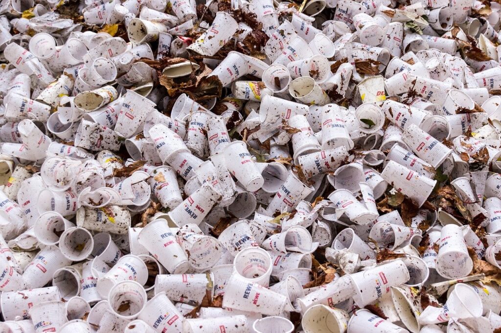 Foto de muchos vasos plásticos acumulados como basura. Esta contaminación se produce al no reciclar plástico.