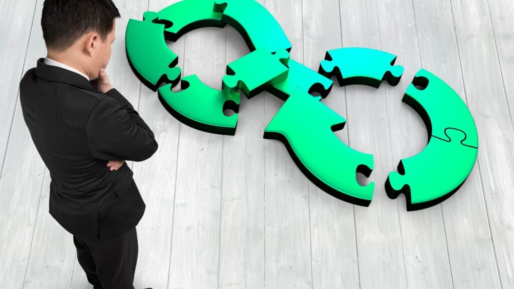 Persona frente a un rompecabezas de economia circular