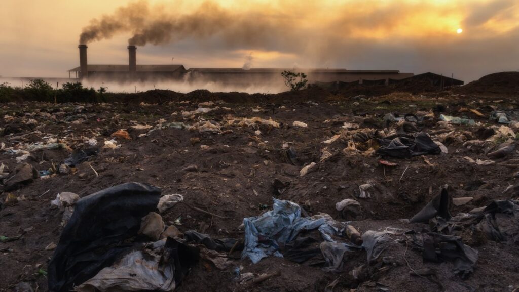 Foto de una fábrica en un terreno contaminado